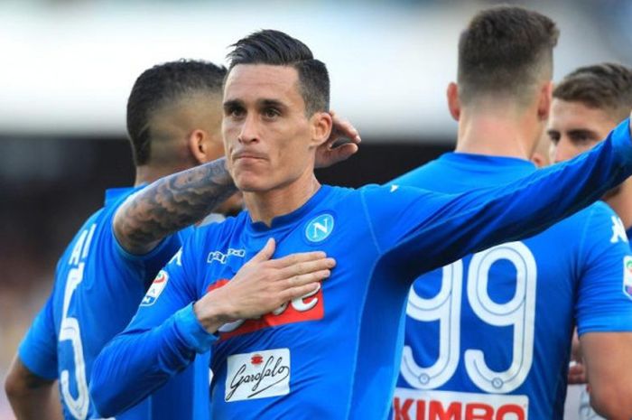 Penyerang Napoli, Jose Callejon, merayakan golnya ke gawang Crotone dalam lanjutan Liga Italia di Stadion San Paolo, Naples, 20 Mei 2018.