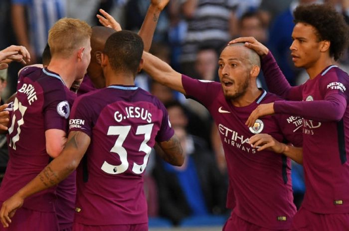 Para pemain Manchester City merayakan gol Sergio Aguero ke gawang Brighton and Hove Albion pada partai Liga Inggris di Stadion Amex, Sabtu (12/8/2017).