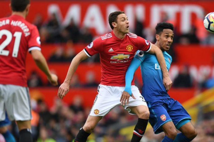 Gelandang Manchester United, Nemanja Matic, berduel dengan penyerang Arsenal, Pierre-Emerick Aubameyang, pada laga Liga Inggris di Stadion Old Trafford, Manchester, Minggu (29/4/2018).