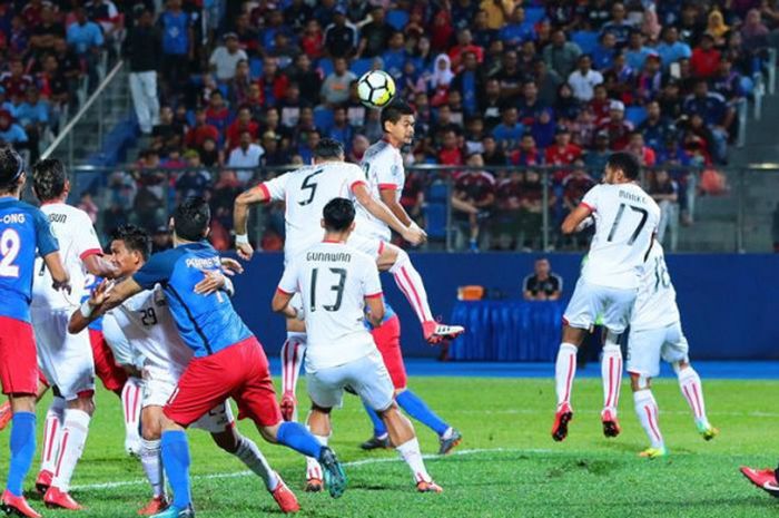 Duel udara pemain Persija dan Johor Darul Takzim pada laga Grup H Piala AFC 2017 di Stadion Larkin, Johor Bahru, Rabu (14/2/2018) malam. 