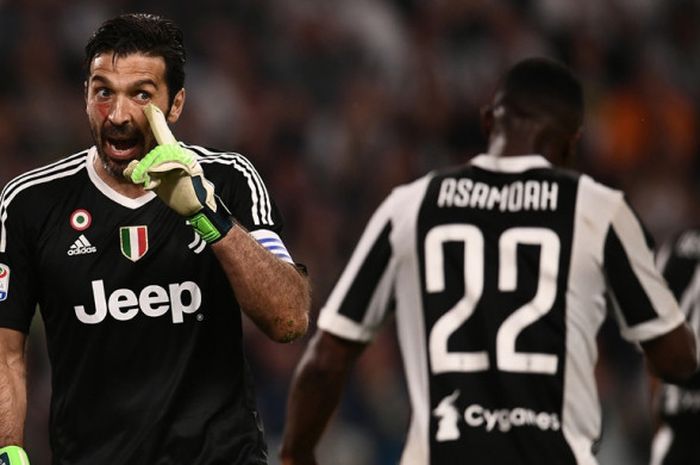 Ekspresi kiper Juventus, Gianluigi Buffon (kiri), dalam laga Liga Italia kontra Napoli di Stadion Allianz, Turin pada 22 April 2018.