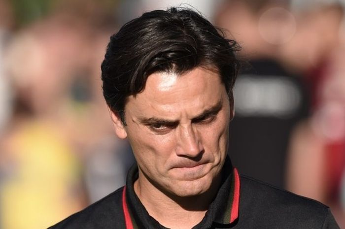 Pelatih AC Milan, Vincenzo Montella, mendampingi anak-anak asuhnya dalam partai uji coba melawan Bordeaux di Stadion Armandie, 16 Juli 2016.