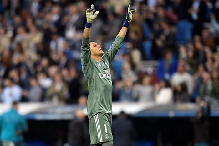 Kiper Real Madrid, Keylor Navas, merayakan gol yang dicetak timnya dalam laga leg kedua semifinal Liga Champions kontra Bayern Muenchen di Stadion Santiago Bernabeu, Madrid, Spanyol pada 1 Mei 2018.