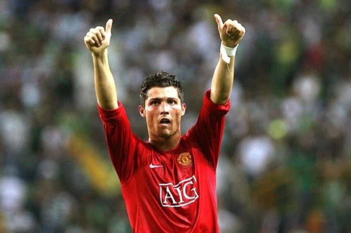 Cristiano Ronaldo tampil dalam sebuah laga Liga Champions antara Manchester United dan Sporting CP di Lisbon, Portugal, 19 September 2007.