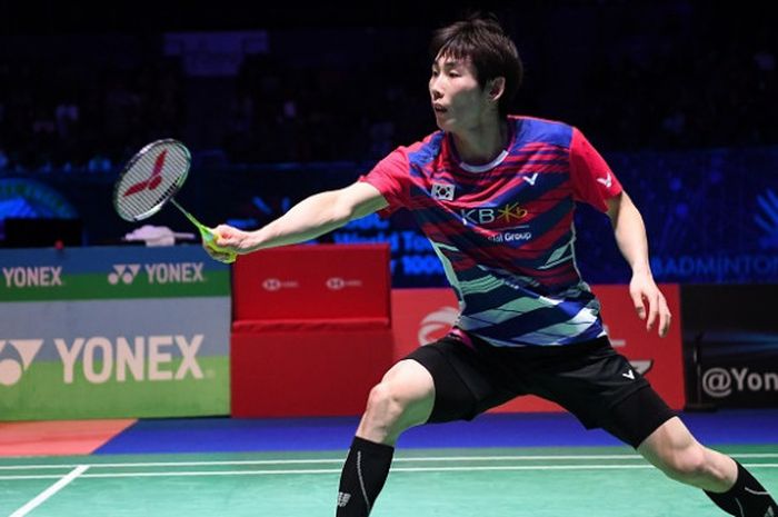 Pebulu tangkis tunggal putra, Son Wan-ho (Korea Selatan) mengembalikan kok ke arah Shi Yuqi (China) pada babak semifinal All England 2018 yang berlangsung di Arena Birmingham, Inggris, Sabtu (17/3/2018).