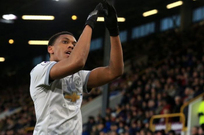 Penyerang Manchester United, Anthony Martial, merayakan gol ke gawang Burnley pada partai Liga Inggris di Turf Moor, Burnley, Sabtu (20/1/2018).