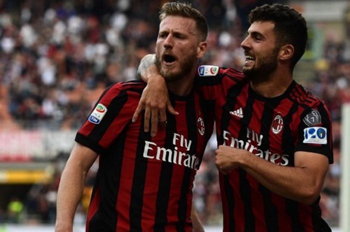  Pemain AC Milan, Ignazio Abate (kiri) dan  Patrick Cutrone (kanan) merayakan gol yang dia ciptakan ke gawang Hellas Verona pada Sabtu (5/5/2018) di San Siro. 