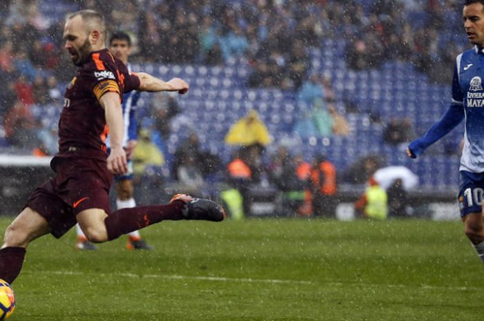  Gelandang Barcelona, Andres Iniesta, dalam partai Liga Spanyol melawan Espanyol di Stadion RCDE, Minggu (5/2/2018). 