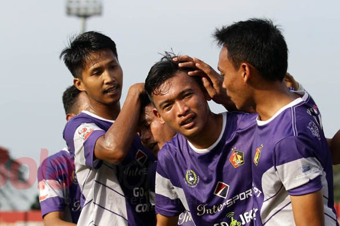 Selebrasi pemain Persik Kediri saat laga lanjutan Liga 2 melawan PSBK yang berakhir dengan skor 3-2 di Stadion Brawijaya Kediri, Jawa Timur (16/05/2017) Selasa sore. Suci Rahayu