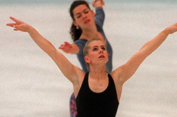 Atlet figure skating Amerika Serikat, Tonya Harding (depan) dan rekan setimnya, Nancy Kerrigan, menjalani latihan saat mengikuti Olimpiade Musim Dingin 1994 di Hamar, Lillehammer.