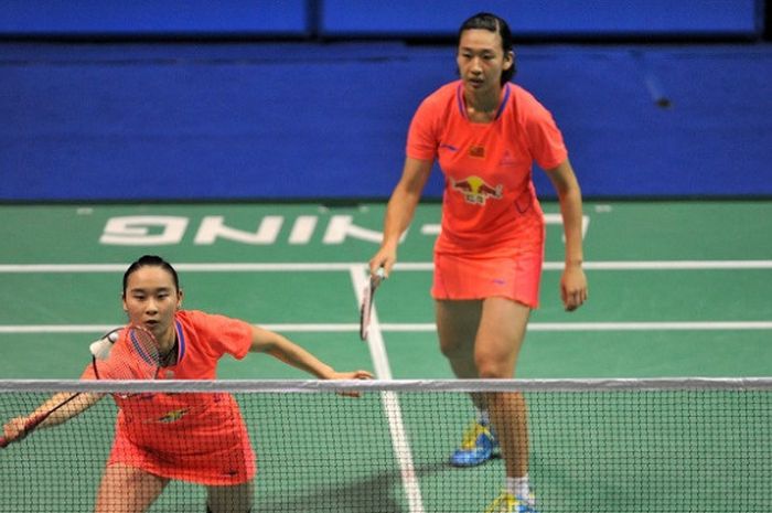 Pasangan ganda putri China, Bao Yixin/Tang Yuanting, tampil pada final China Masters di Olympic Sports Center Xincheng Gymnasium, 19 April 2015.