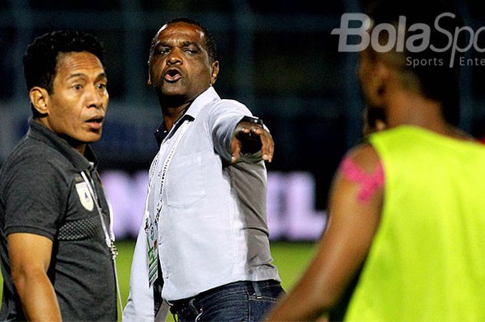 Pelatih Persipura, Wanderley Junior, berdiskusi dengan asisten pelatih saat mengawal timnya pada pekan ke-15 Liga 1 melawan Arema FC di Stadion Kanjuruhan Kabupaten Malang, Jawa Timur, Minggu (16/07/2017) malam.