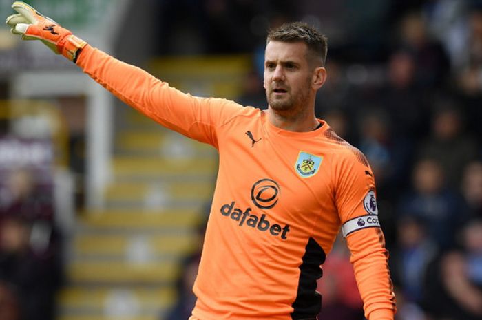 Ekspresi kiper Burnley, Tom Heaton, dalam pertandingan Liga Inggris 2017-2018 menghadapi Crystal Palace di Stadion Turf Moor, Burnley, Inggris, pada 10 September 2017.