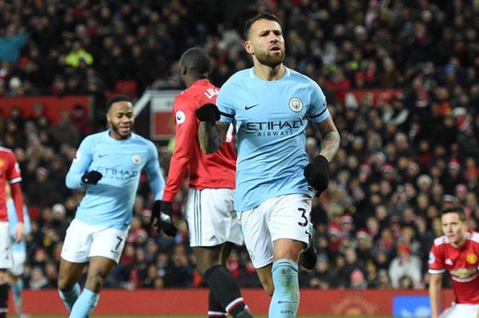 Bek Manchester City, Nicolas Otamendi (tengah), merayakan gol yang dia cetak ke gawang Manchester United dalam laga Liga Inggris di Stadion Old Trafford, Manchester, pada 10 Desember 2017.