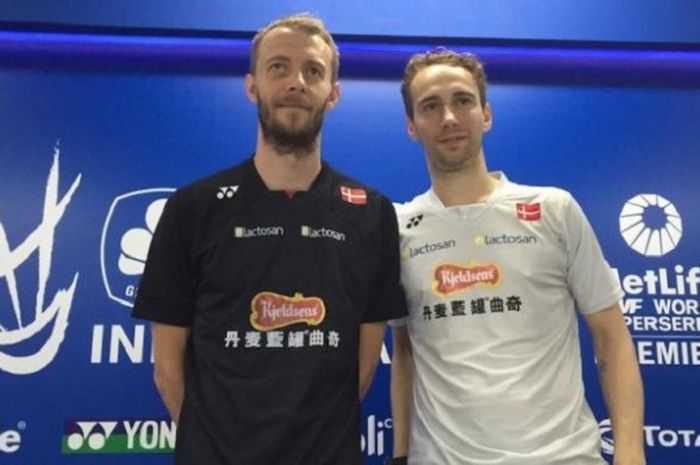       Pasangan ganda putra Denmark, Mathias Boe (kanan)/Carsten Mogensen, berpose setelah menggelar 