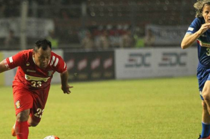 Aksi penyerang Primavera Baretti, Tugiyo (kiri), saat berusaha melewati bek tim Calcio Legend, Francesco Colonnese, dalam laga ekshibisi yang digelar di Stadion Utama Gelora Bung Karno (SUGBK), Sabtu (21/5/2016).