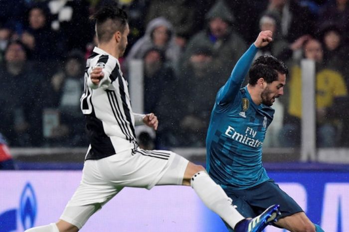 Gelandang Real Madrid, Isco (kanan), berduel dengan pemain Juventus, Rodrigo Bentancur, dalam laga leg pertama perempat final Liga Champions di Stadion Allianz, Turin, Italia pada 3 April 2018.