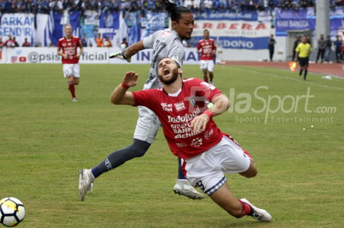   Striker Bali United, Ilija Spasojevic berteriak selepas duel dengan kiper PSIS Semarang, Jandia Eka Putra pada pekan kedua Liga 1 2018 di Stadion Moch Soebroto, Kota Magelang, 1 April 2018.  