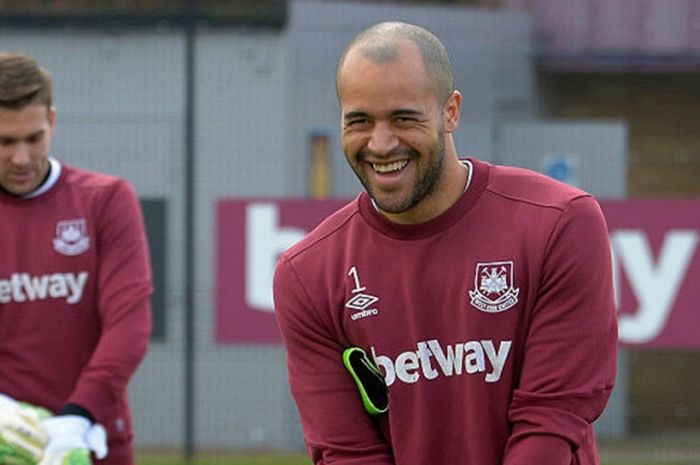 Darren Randolph ketika membela West Ham