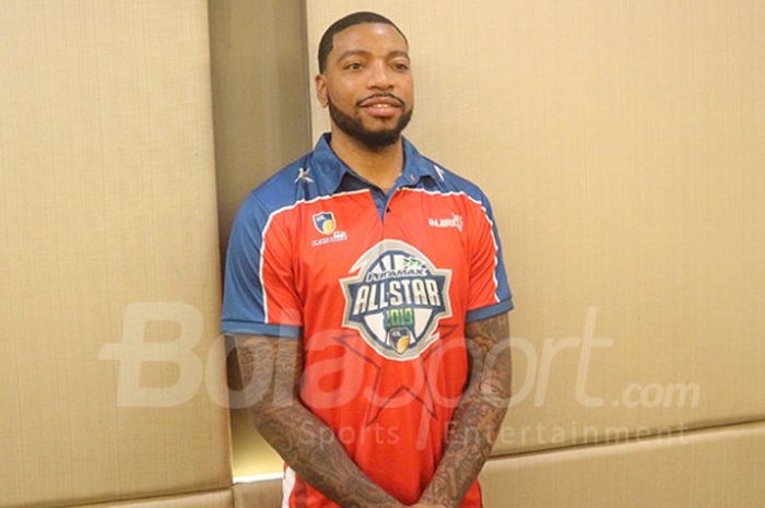 Pemain Satria Muda Pertamina Jakarta, Jamarr Andre Johnson, saat hadir dalam sesi konferensi pers IBL Pertamax All Star 2019 yang diadakan di Hotel Aston Solo, Rabu (9/1/2018).