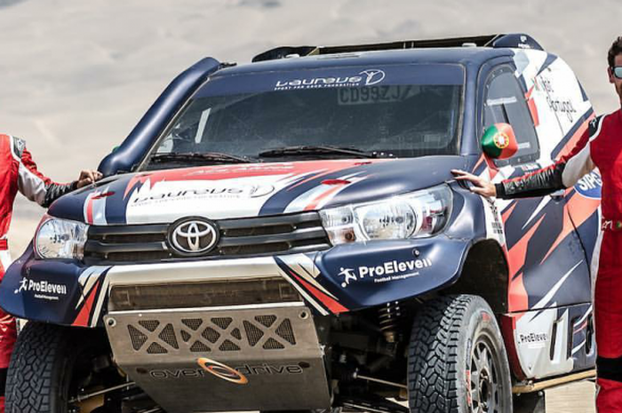 Andre Villas-Boas (kanan) dan co-driver Ruben Faria berlomba di Reli Dakar 2018.