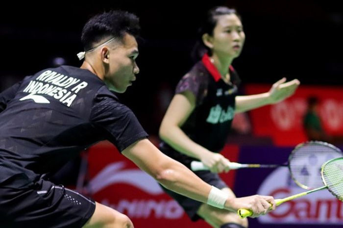 Pasangan ganda campuran Indonesia, Rinov Rivaldy/Debby Susanto, mengembalikan kok ke arah Ronan Labar/Audrey Mittleheisse (Prancis) pada babak pertama Fuzhou China Open 2018 yang berlangsung di Haixia Olympic Sports Center, Rabu (6/11/2018).