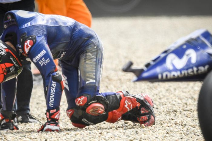  Maverick Vinales terjatuh saat balapan MotoGP Republik Ceska di Automotodrom Brno, Minggu (5/8/2018). 