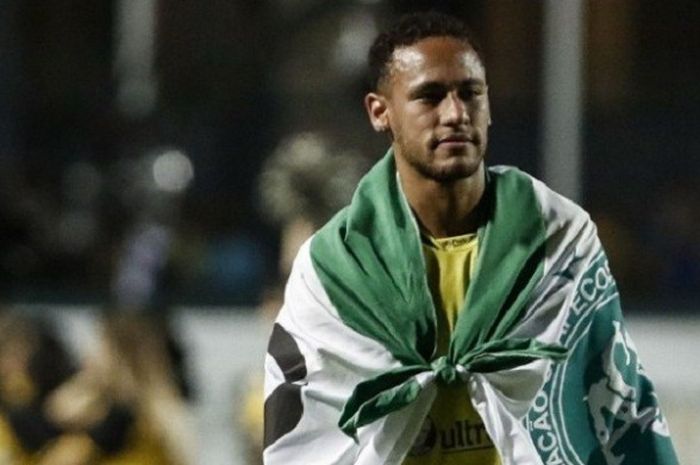 Penyerang FC Barcelona, Neymar, membawa bendera Chapecoense dalam laga testimoni di Stadion Pacaembu, Sao Paolo, Kamis (22/12/2016). 