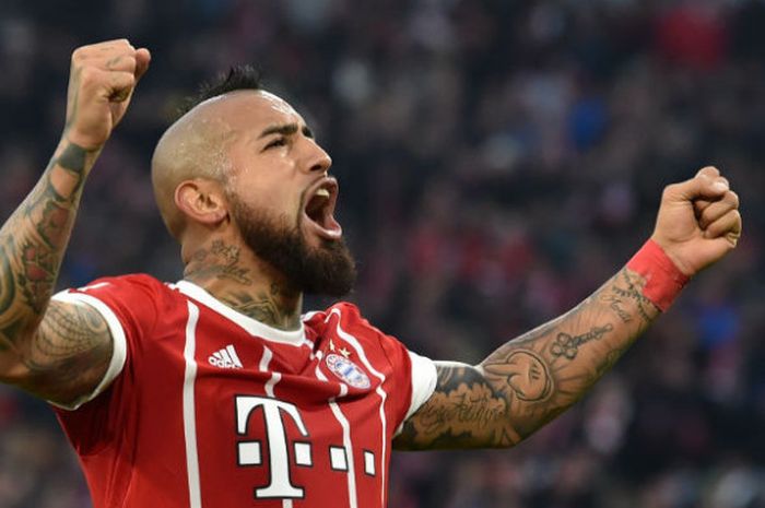 Pemain Bayern Muenchen, Arturo Vidal, merayakan golnya pada pertandingan Liga Jerman melawan FC Augsburg di Allianz Arena, Sabtu (18/11/2017).