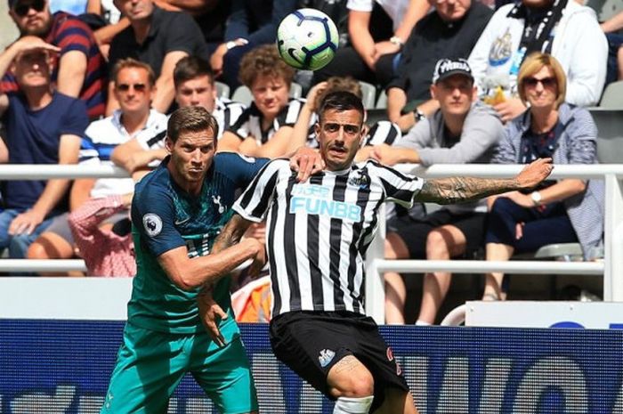 Bek Tottenham Hotspur, Jan Vertonghen (kiri), mengawal striker Newcastle United, Joselu, dalam partai Liga Inggris di Stadion St James' Park, Newcastle-upon-Tyne, 11 Agustus 2018.