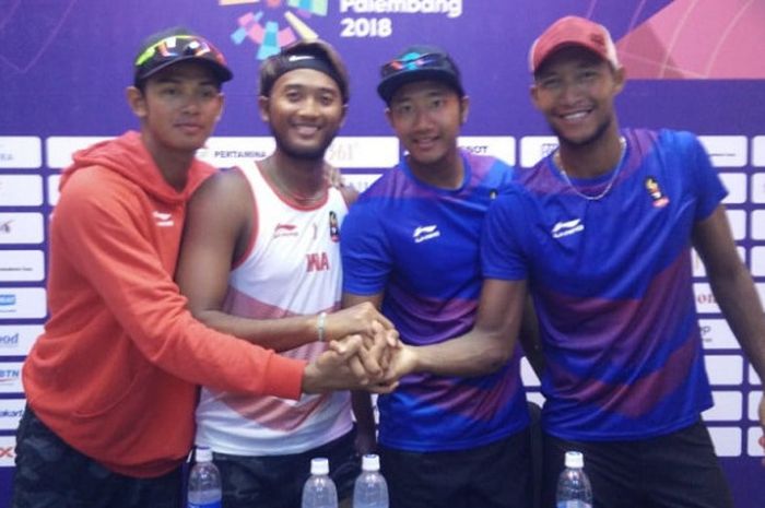 Pebola voli pantai putra Indonesia, Danangsyah Yudistira, Gilang Ramadhan, Muhammad Ashfiya, Ade Candra Rachmawan (dari kiri ke kanan), berpose setelah laga semifinal Asian Games 2018 di Jakabaring Sport City, Palembang, Minggu (26/8/2018).