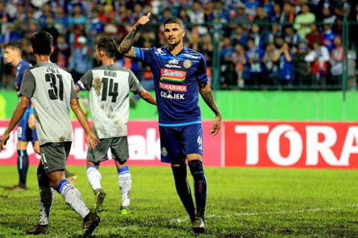 Bek Arema FC, Arthur Cunha, saat tampil di Piala Presiden 2018. 