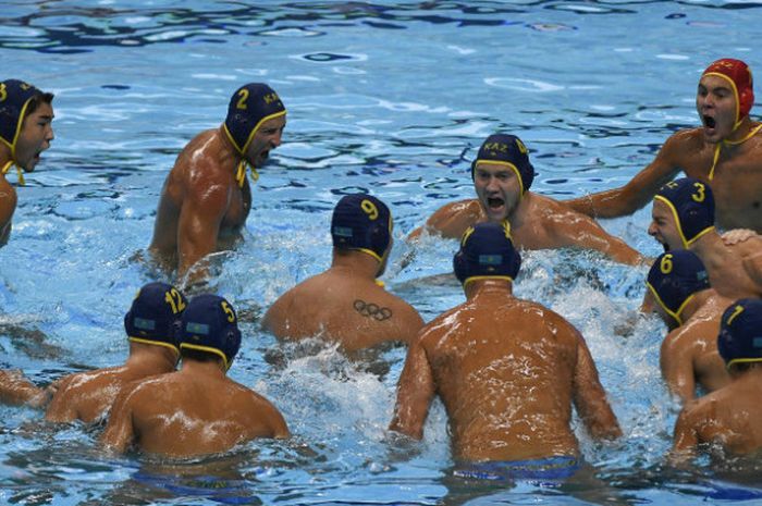 Tim Polo Air Kazakhstan saling memberi semangat sebelum melawan Tim Polo Air Jepang pada final perebutan medali emas Polo Air Putra Asian Games ke-18 Tahun 2018 di Aquatic Center, Gelora Bung Karno, Jakarta, Sabtu (1/9). 