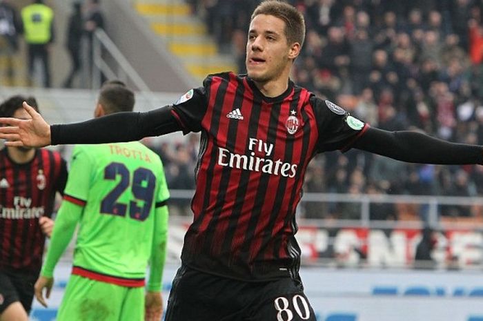 Selebrasi gelandang AC Milan, Mario Pasalic, seusai berhasil mencetak gol pertamanya bagi tim ke gawang Crotone dalam pertandingan Serie A 2016-2017 di Stadio Giuseppe Meazza, Milan, Italia, pada Minggu (4/12/2016).