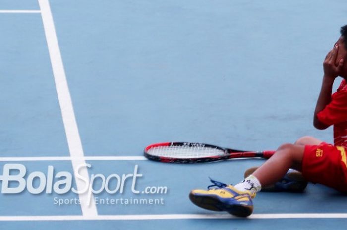 Petenis asal Bali, Theo Putra sempat terjatuh dalam partai final Kejurnas Tenis Junior Detec Open 2018, Kamis (28/6/2018).