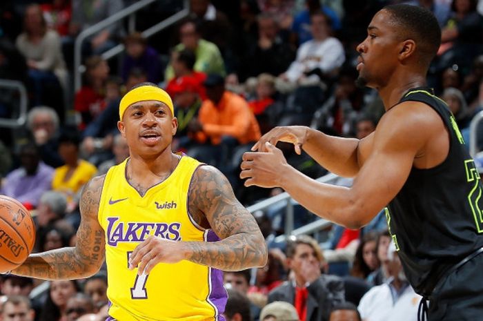 Point guard Los Angeles Lakers, Isaiah Thomas (kuning, #7), mendribel bola di laga melawan Atlanta Hawks pada lanjutan musim reguler NBA 2017-2018 di Philips Arena, Atlanta, Georgia, Amerika Serikat (AS), 26 Februari 2018.