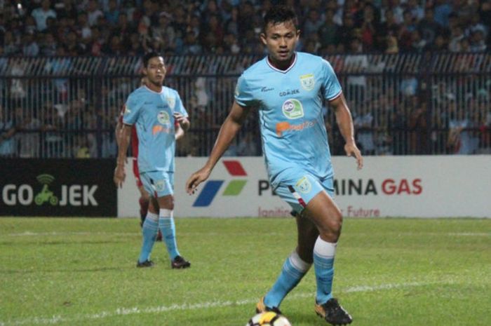 Aksi pemain Persela Lamongan, Arif Satria, pada laga melawan Persija Jakarta di Stadion Surajaya Lamongan pada Minggu, 20 Mei 2018