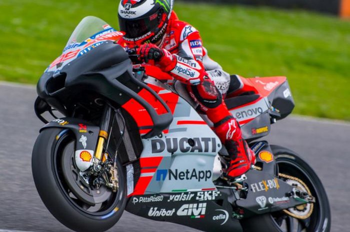 Pebalap Ducati, Jorge Lorenzo, menggeber motornya ketika menjalani tes privat di Sirkuit Mugello, Italia, pada Kamis (10/5/2018).