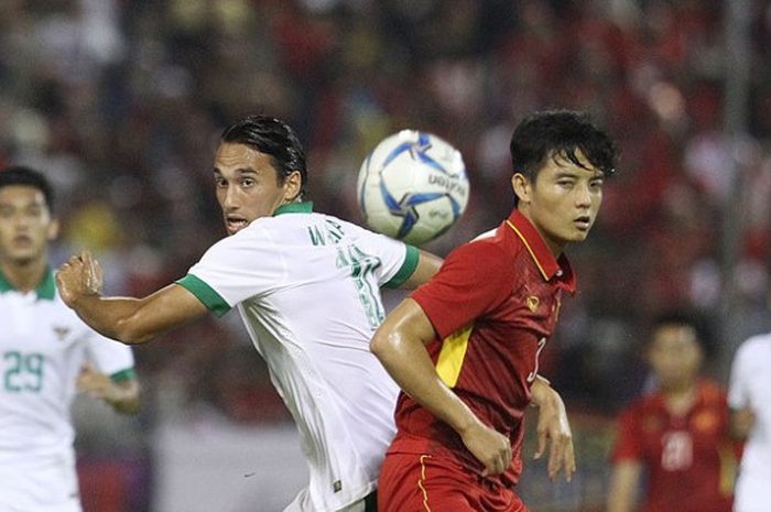 Duel penyerang timnas U-22 Indonesia, Ezra Walian dengan bek timnas U-22 Vietnam, Hoang Van Khanh  pada partai keempat Grup B SEA Games 2017 di Stadion MP Selayang, Selangor, 22 Agustus 2017. 