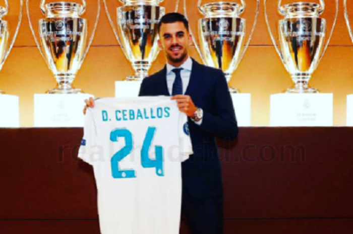 Dani Ceballos Berpose Bersama Koleksi piala Real Madrid