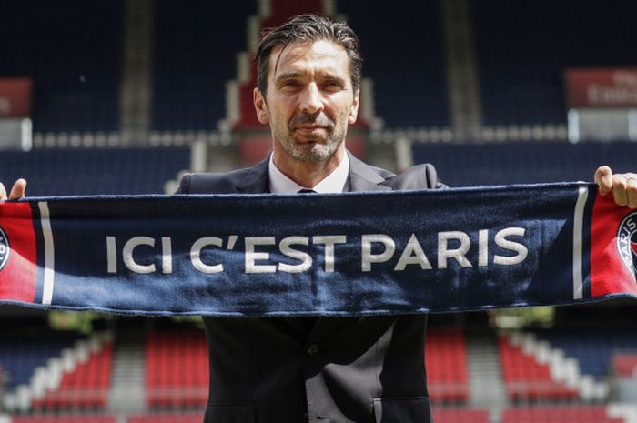 Kiper asal Italia, Gianluigi Buffon, saat diperkenalkan sebagai pemain baru klub Liga Prancis, Paris SG, 9 Juli 2018 di Parc des Princes, Paris.