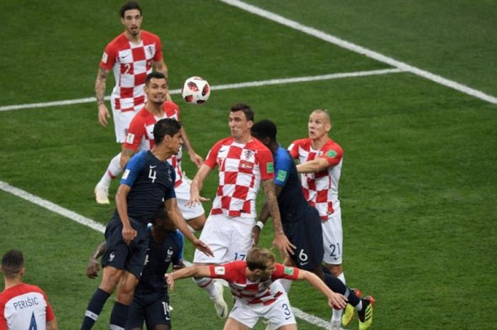 Proses gol bunuh diri Mario Mandzukic ke gawang Kroasia dalam laga final Piala Dunia 2018 kontra Prancis di Stadion Luzhniki, Moskow, 15 Juli 2018.