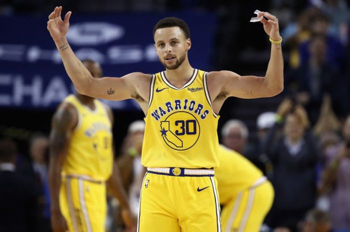 Pebasket bintang Golden State Warriors, Stephen Curry, melakukan selebrasi setelah mencetak poin ke kubu lawan, Washington Wizards, di Oracle Arena, Oakland, California, Amerika Serikat, Rabu (24/10/2018) malam waktu setempat.