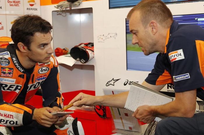 Pebalap Repsol Honda, Dani Pedrosa, berdiskusi dengan krunya saat melakoni seri balap MotoGP Belanda di Sirkuit Assen, Jumat (29/6/2018).