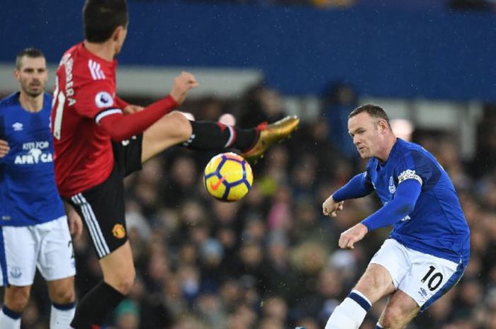 Pemain Everton, Wayne Rooney, melepas tembakan ke gawang Manchester united pada laga Liga Inggris di Goodison Park, Liverpool, 1 Januari 2018.