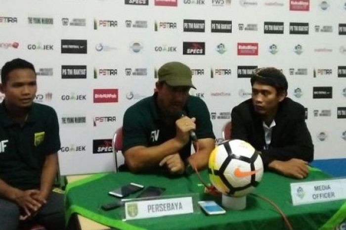 Pelatih Persebaya Angel Aflredo Vera pada sesi press conference usai laga kontra PS Tira di Stadion Sultan Agung (SSA), Bantul, Jumat (13/4/2018).