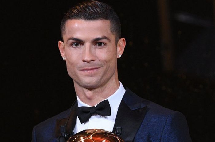 Penyerang Real Madrid dan tim nasional Portugal, Cristiano Ronaldo, saat menerima gelar Ballon d'Or 2017 di Paris, Prancis, pada Kamis (7/12/2017).