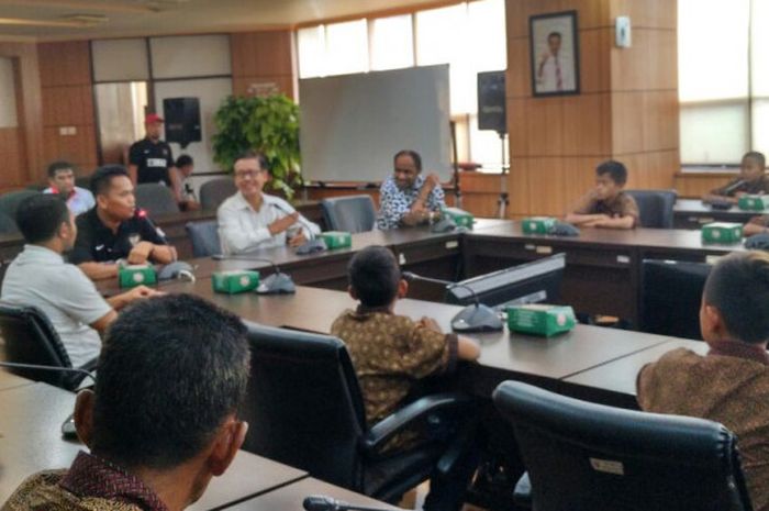 Deputi Bidang Pembudayaan Olahraga Kemenpora Raden Isnanta (tengah), Grand Manager tim pelajar U-12, Subagja Suihan (kiri), dan pemandu bakat Kemenpora, Rully Nere (kanan), pada pelepasan tim pelajar BLiSPI Bina Sentra Cirebon Jawa Barat U-12 yang akan berlaga di Singa Cup 2017, Singapura, di Kantor Kemenpora, Jakarta Selatan, Kamis (2/11/2017) sore WIB.