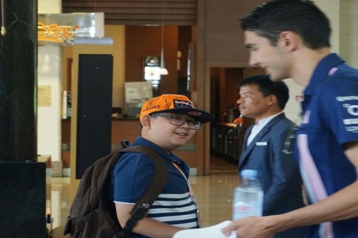 Evan Jonatan (topi oranye), tidak pernah absen  hadir di Lobi Hotel Sama Sama, Kuala Lumpur, Malaysia untuk mengejar tanda tangan pebalap selama gelaran F1 GP Malaysia 2017.