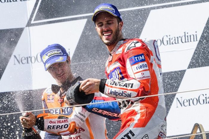 Juara GP Austria dari tim Ducati, Andrea Dovizioso, menyiram sampanye setelah memenangi balapan di Red Bull Ring, Spielberg, Minggu (13/8/2017).